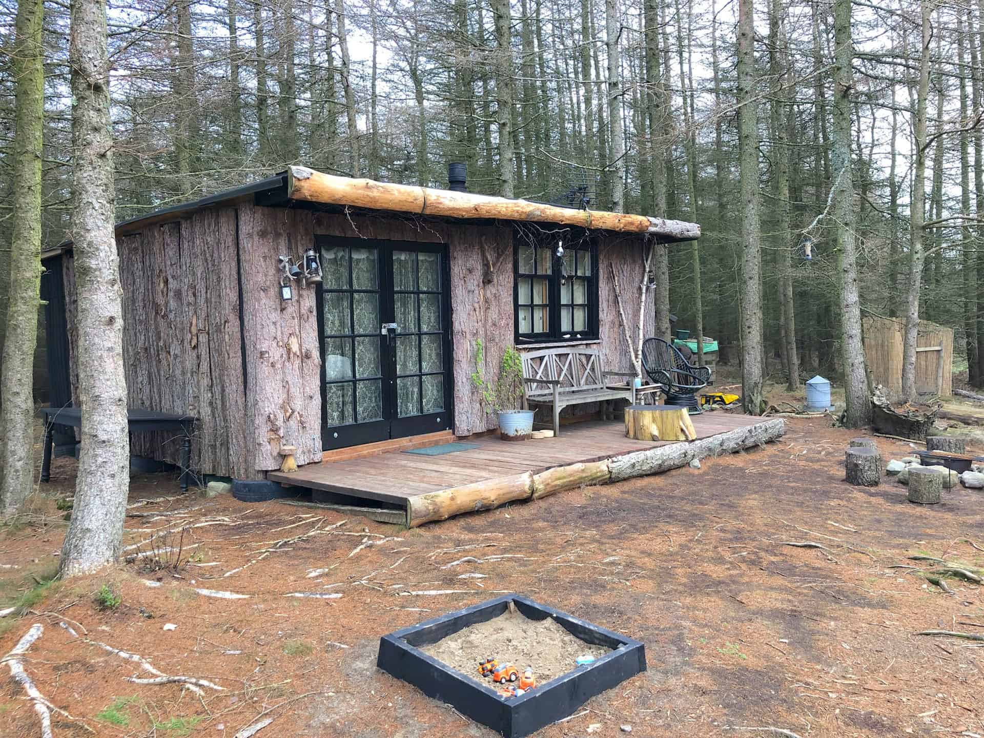 Log cabin in Ellingstring Plantation woodlands.