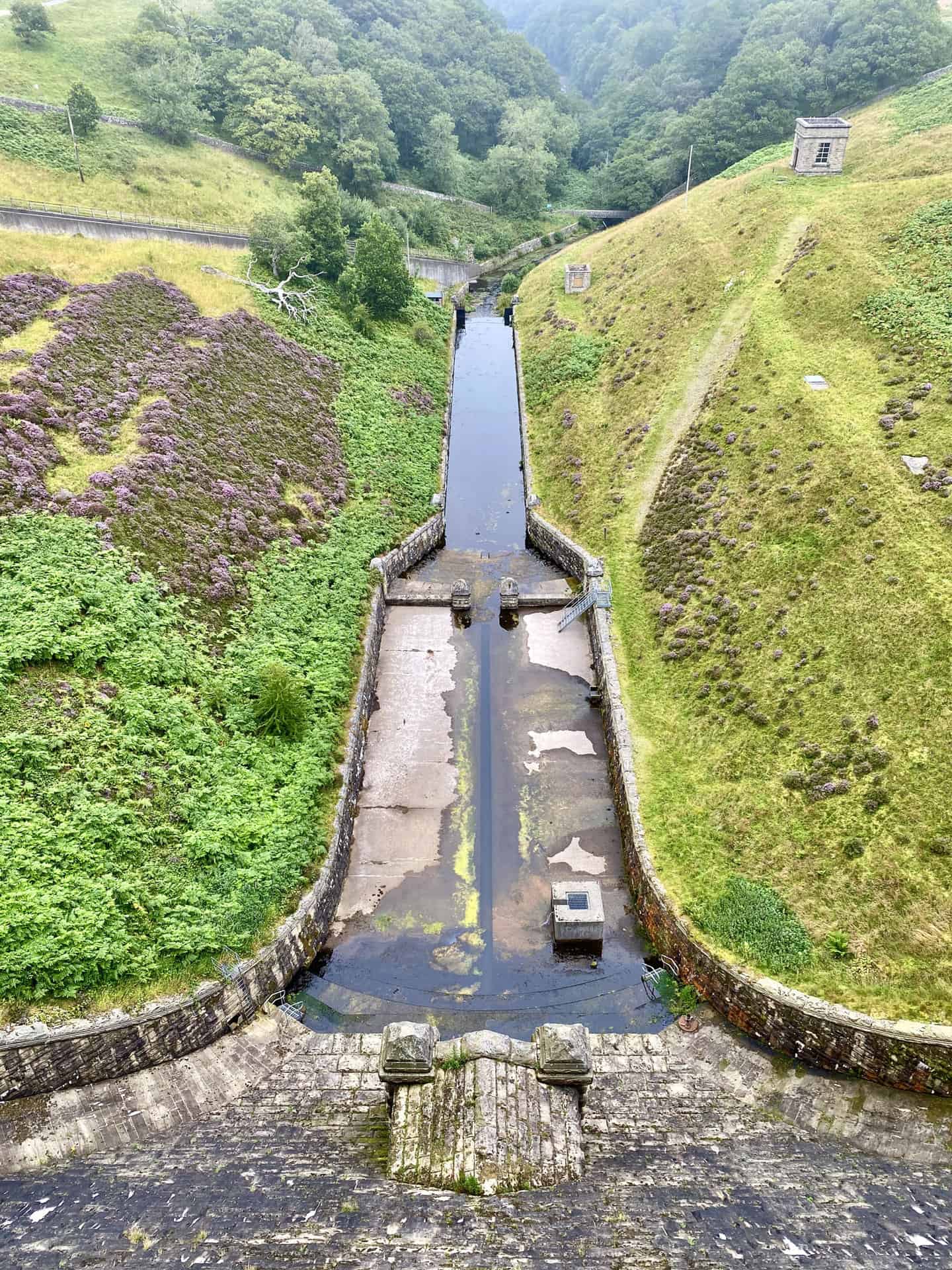 The outlet of Roundhill Reservoir filling into Leighton Reservoir.