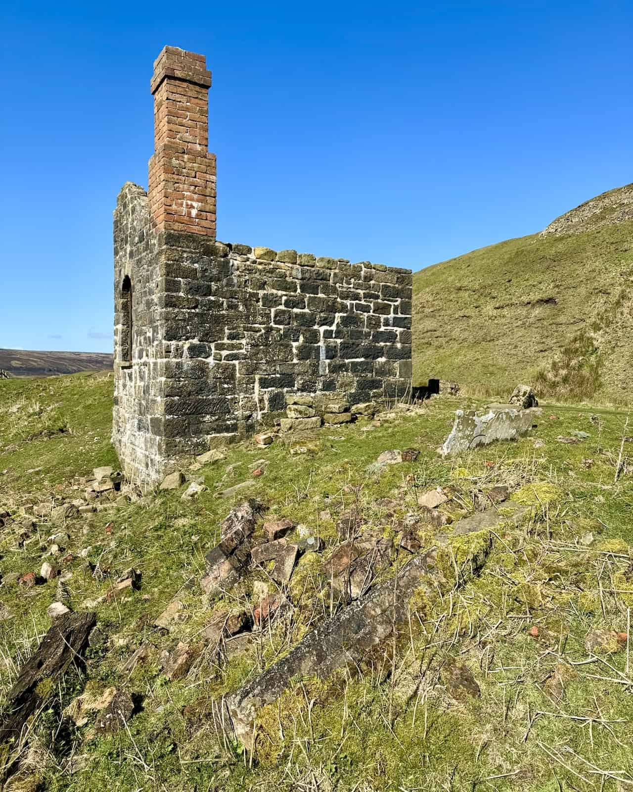 The remains of ‘Black Houses’ cottages near the Iron Kilns are observed. These cottages acquired their name from being formerly painted with weatherproofing black tar.