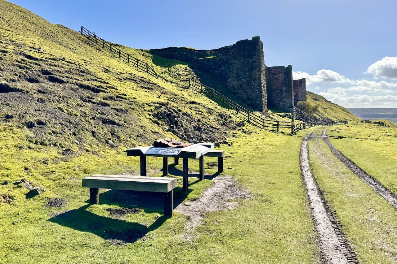 Approaching the Iron Kilns, there is an informative and convenient point, complemented by benches. These serve as an ideal spot for a break during your Rosedale Railway walk, allowing for a coffee and a bite to eat.