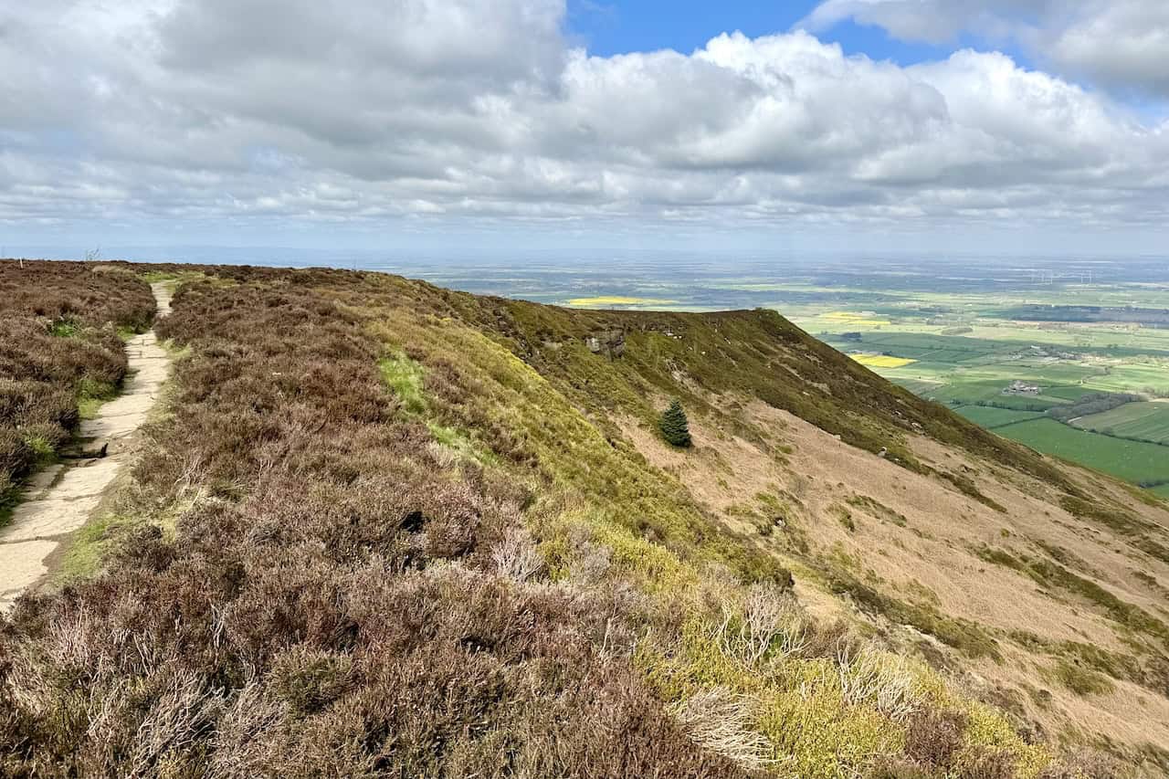 We continue along the footpath, which bends to the right to reach a fantastic viewpoint on the north-western side of Cringle Moor.