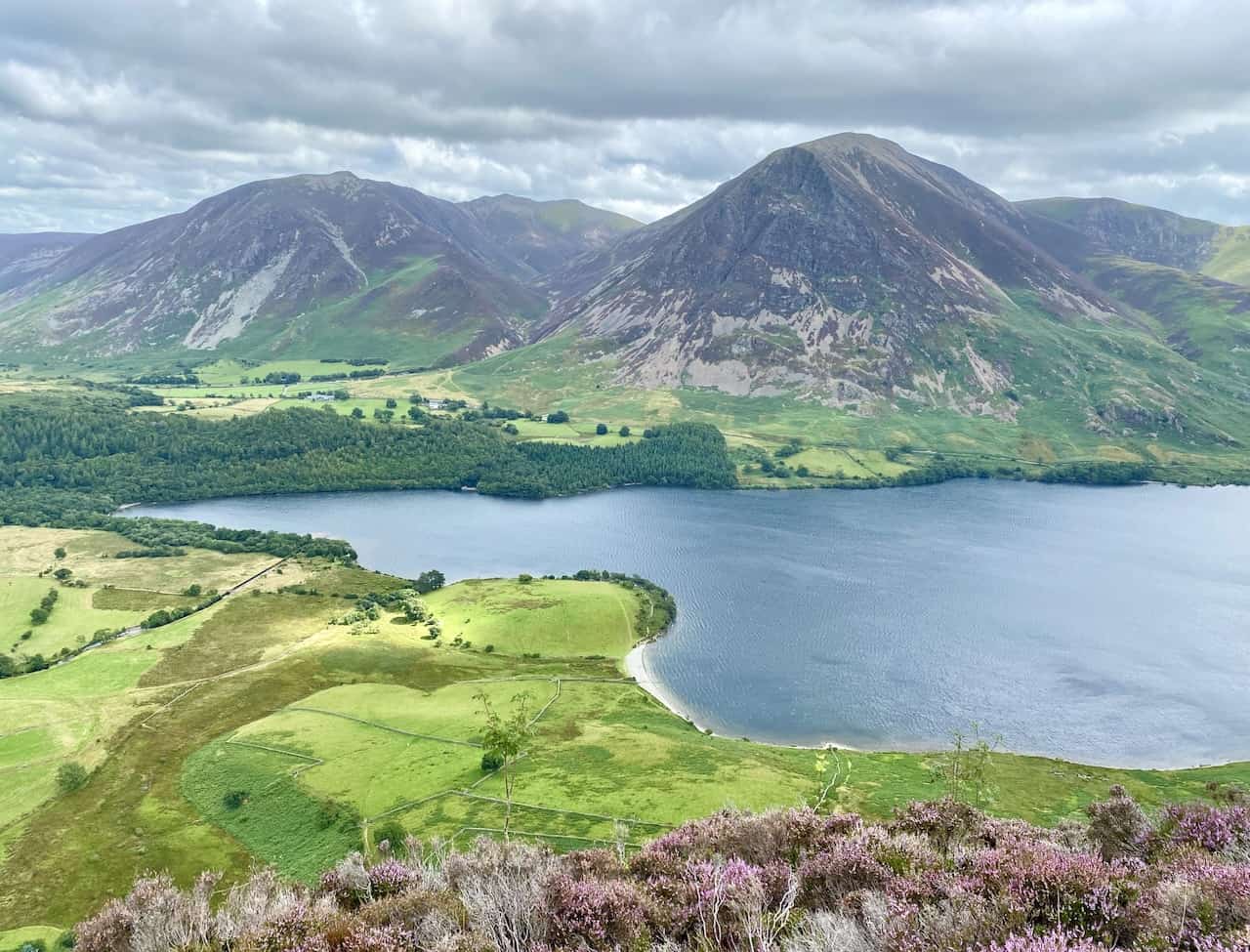 To the east is Crummock Water backed by Whiteside, Grasmoor and Whiteless Pike, with mountains such as Hopegill Head, Grisedale Pike and Robinson visible further away.