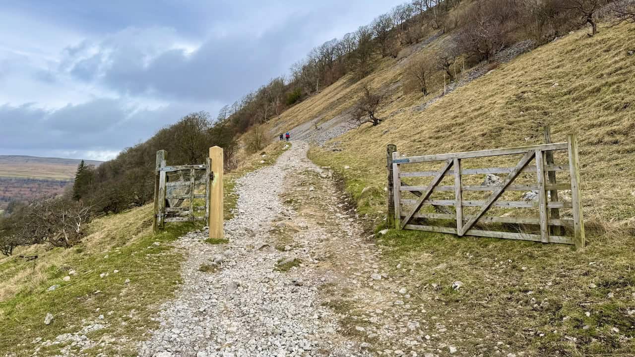A classic Dales loop to Buckden Pike’s summit, the Memorial Cross and a gentle Dales Way riverside return.