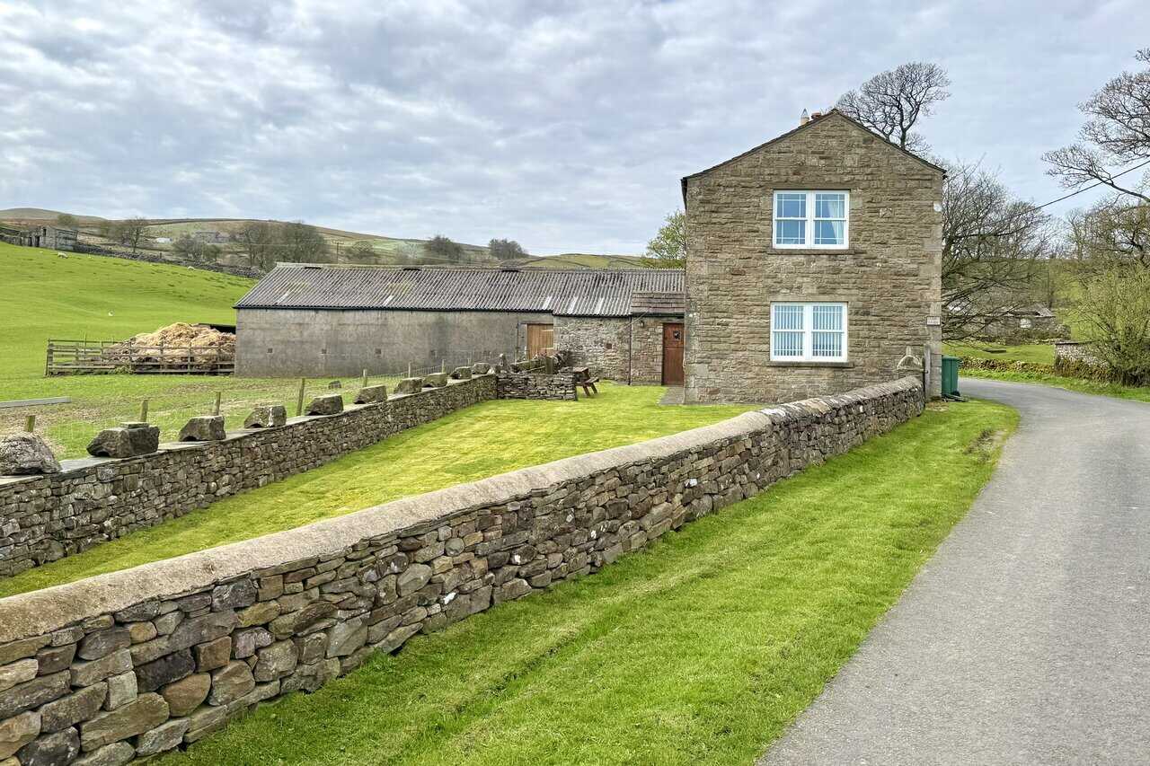 The route along Bands Lane, where the Hawes Mosaic Trail continues through open countryside above Gayle.